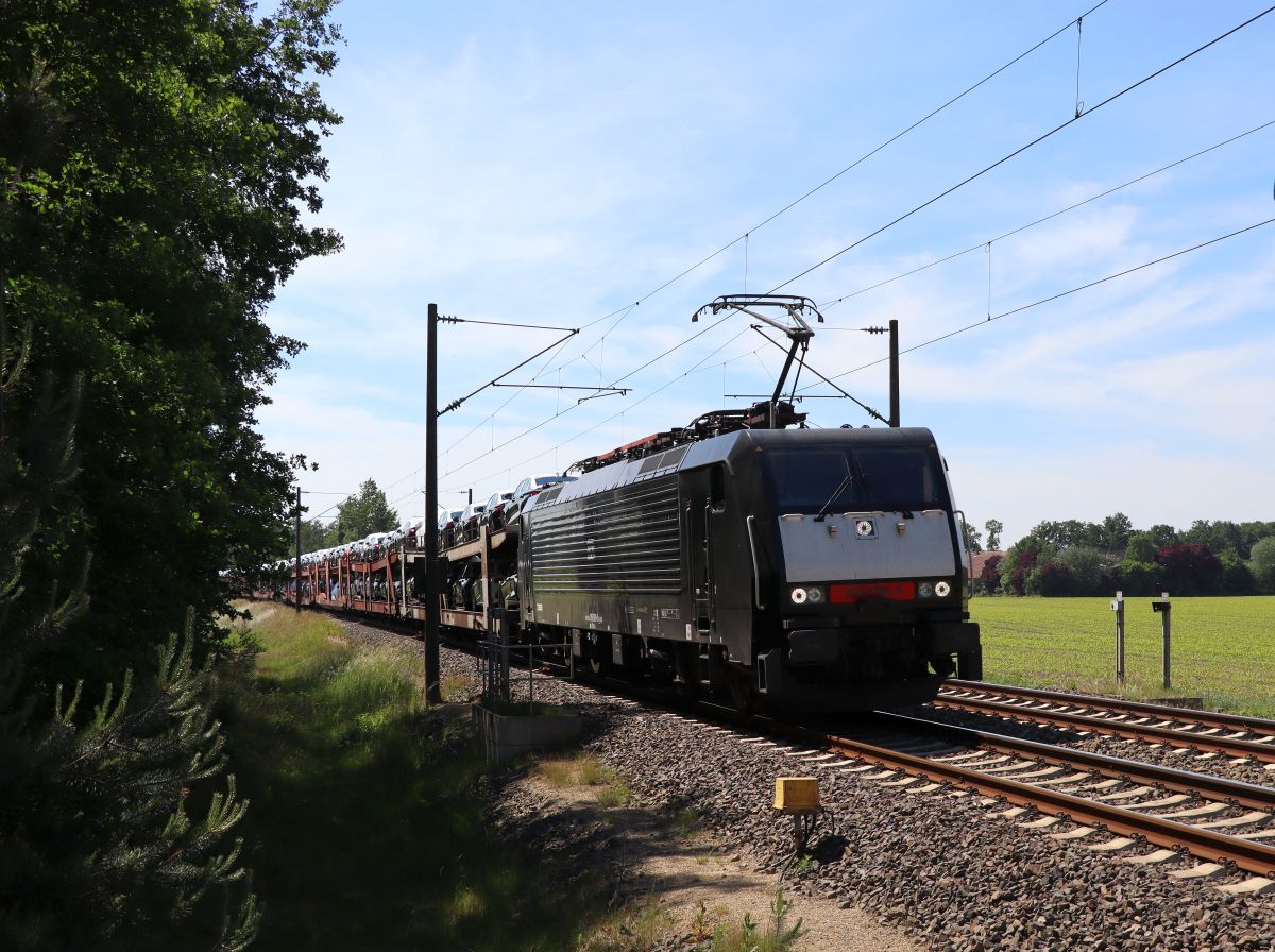 DB Cargo Lokomotive 189 099-5 (91 80 6189 099-5 D-DB) Bahn�bergang Bernte, Emsb�ren 03-06-2022.

DB Cargo locomotief 189 099-5 (91 80 6189 099-5 D-DB) overweg Bernte, Emsb�ren 03-06-2022.