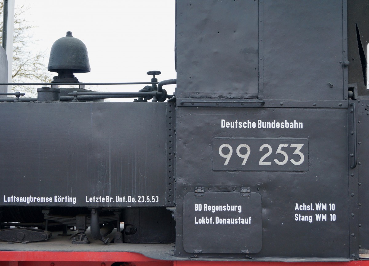 DB: Die Denkmallok 99253, aufgenommen am 21.11.2014 in Regensburg, erinnert an die ehemalige Walhallabahn. Die Walhallabahn, im Volksmund  WALHALLA-BOCKERL  genannt, war eine meterspurige Schmalspurbahn. Sie verkehrte von 1889 bis 1968 auf der Gesamtstrecke von 23,48 Km von Regensburg-Stadtamhof nach Wörth an der Donau.
Foto: Walter Ruetsch