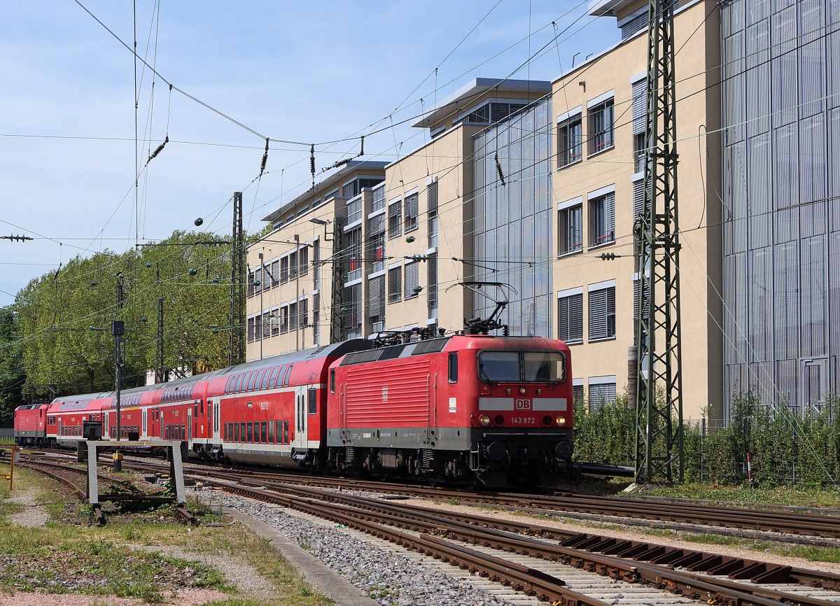 DB: Die Hllentalbahn im Schwarzwald ist eine Eisenbahnstrecke von Freiburg im Breisgau nach Donaueschingen. Auf dieser Strecke mit starken Steigungen werden Lokomotiven der Baureihe 143 (ehemals Deutsche Reichsbahn) eingesetzt. Bereits bei einer Zugsverstrkung um nur einem Wagen ist eine zustzliche Lokomotive erforderlich. Pendelzug mit Lokomotiven der BR 143 an beiden Enden bei der Einfahrt in den Bahnhof Freiburg (Breisgau) am 28. Mai 2015. An der Spitze des Zuges ist die 143 972 eingereiht.
Foto: Walter Ruetsch   