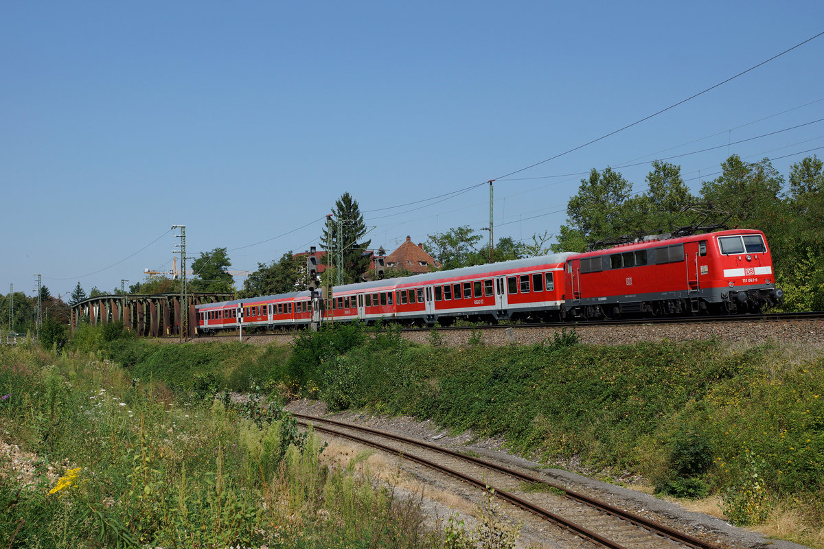 DB: Durch den Ausbau des Bahnhofs Haltingen auf vier Geleise bleibt kein Stein mehr auf dem andern. Das historische Bahnhofsgebäude, der alte Güterschuppen, die Brücken sowie die Dikrektverbindung zum Güterbahnhof fallen dem Umbau zum Opfer. Diverse Änderungen gibt es in Zukunft auch bei den Rollmaterialeinsätzen. Die Züge Basel-HB - Hamburg mit BR 101 und moderisierten Bpm 51-Wagen fallen weg und auch die  fotogenen N-Wagen-Züge  mit BR 111 sollen durch modernere Kompositionen ersetzt werden. Eventuell fahren auch schon bald die neuen ICE IV anstelle von den alten ICE I in die Schweiz. Die Bildserie vom 9. September 2016 dokumentiert noch einmal den Ist-Zustand, bevor die Bagger auffahren werden.
Foto: Walter Ruetsch  