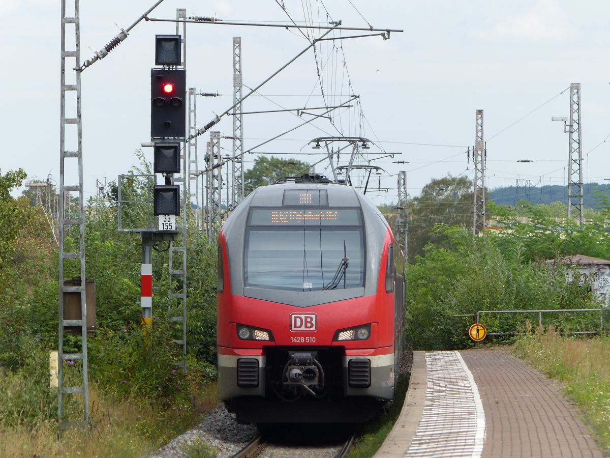 DB FLIRT Triebzug 1428 510 durchfahrt Gleis 2 Duisburg-Hochfeld S�d 21-08-2020.

DB FLIRT treinstel 1428 510 doorkomst spoor 2 Duisburg-Hochfeld S�d 21-08-2020.