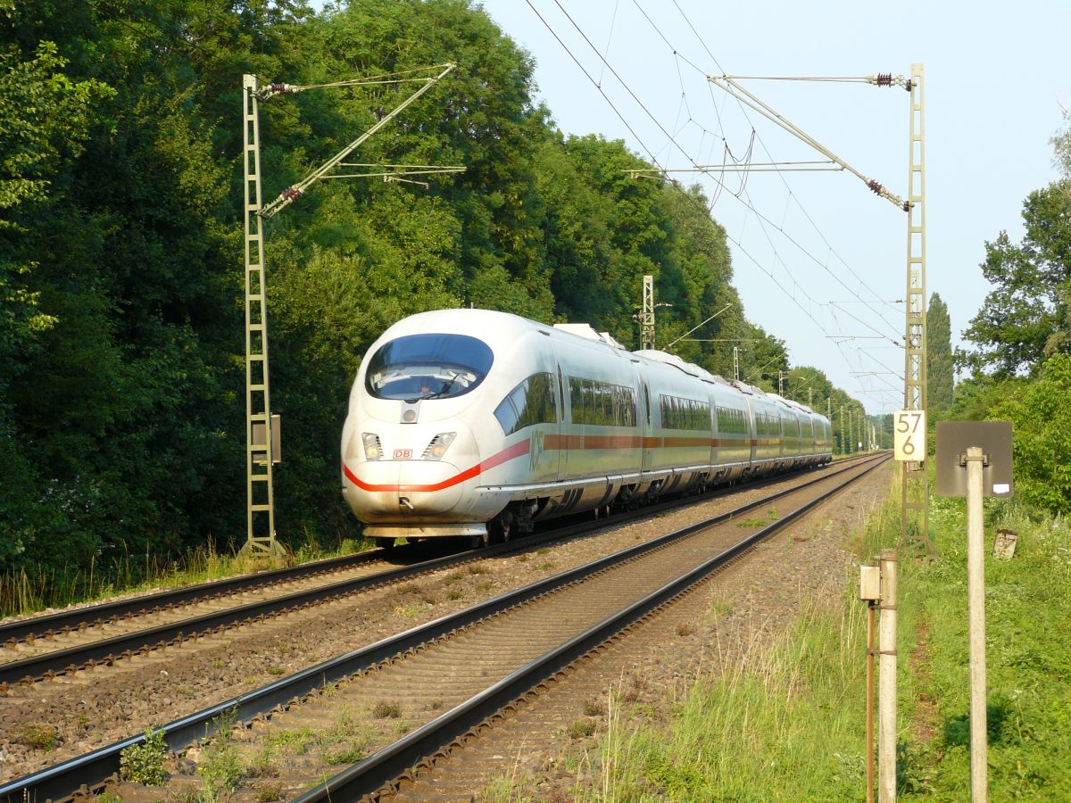 DB ICE TW bei Bahn�bergang Schwarzer Weg, Vrasselt 03-07-2015.

DB ICE treinstel bij de overweg Schwarzer Weg, Vrasselt 03-07-2015.