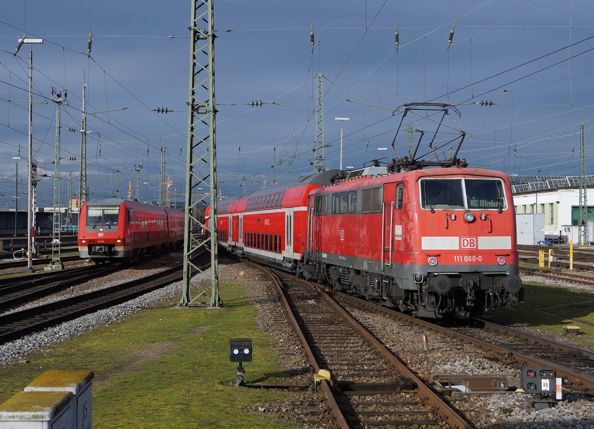 DB: Im Regionalverkehr Basel Badischer Bahnhof-Offenburg sind die DB Regio Altbaulokomotiven der BR 111 aus den Jahren 1975 bis 1984 nach wie vor unentbehrlich. 111 060-0 mit Doppelstockwagen in Basel Badischer Bahnhof bei der Ausfahrt in Richtung Offenburg am 8. Januar 2015. Besonders zu beachten sind die verschiedenen Stromabnehmer der BR 111.
Foto: Walter Ruetsch 