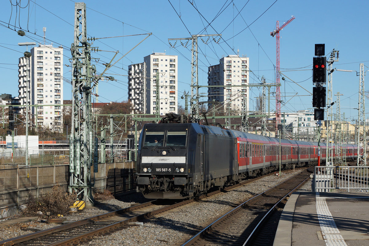 DB: Impressionen des Bahnhofs Stuttgart Hbf vom 3. Dezember 2016.
Foto: Walter Ruetsch