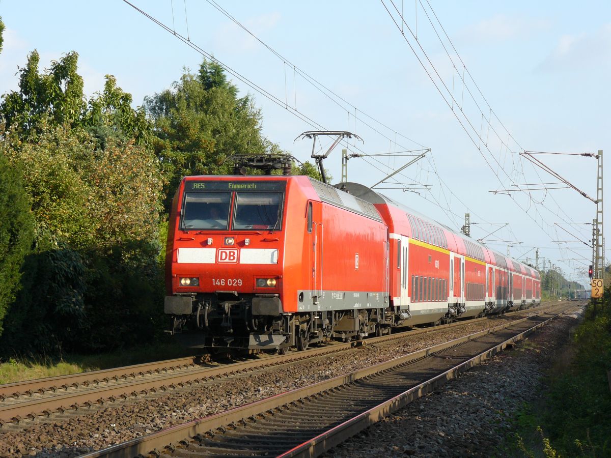 DB lLok 146 029 Millingen (bei Rees) 12-09-2014.

DB locomotief 146 029 nadert station Millingen (bei Rees) 12-09-2014.