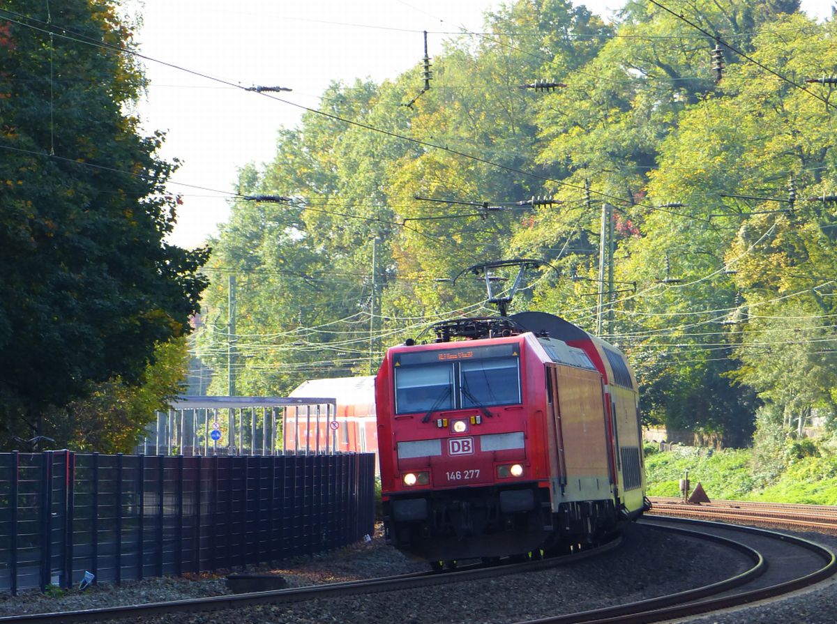 DB loc 146 277 Winkhauser Talweg, M�lheim an der Ruhr 13-10-2017.


DB loc 146 277 met dubbeldeksrijtuigen M�lheim an der Ruhr 13-10-2017.