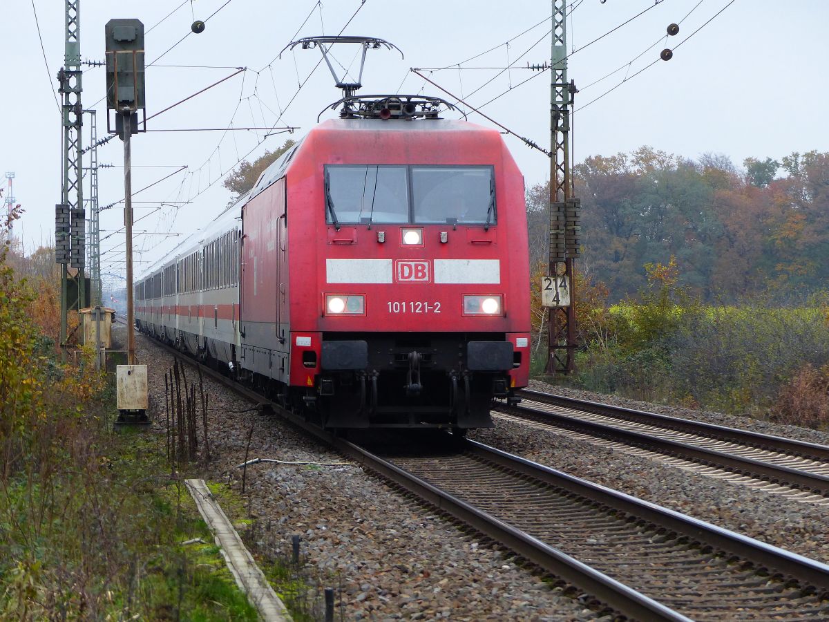 DB Locomotive 101 121-2 Devesstra�e, Salzbergen 21-11-2019.

DB locomotief 101 121-2 Devesstra�e, Salzbergen 21-11-2019.