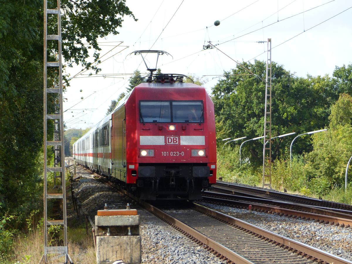 DB Lok 101 023-0 bei Bahn�bergang Tecklenburger Stra�e, Velpe 28-09-2018.

DB loc 101 023-0 nadert de overweg Tecklenburger Stra�e, Velpe 28-09-2018.