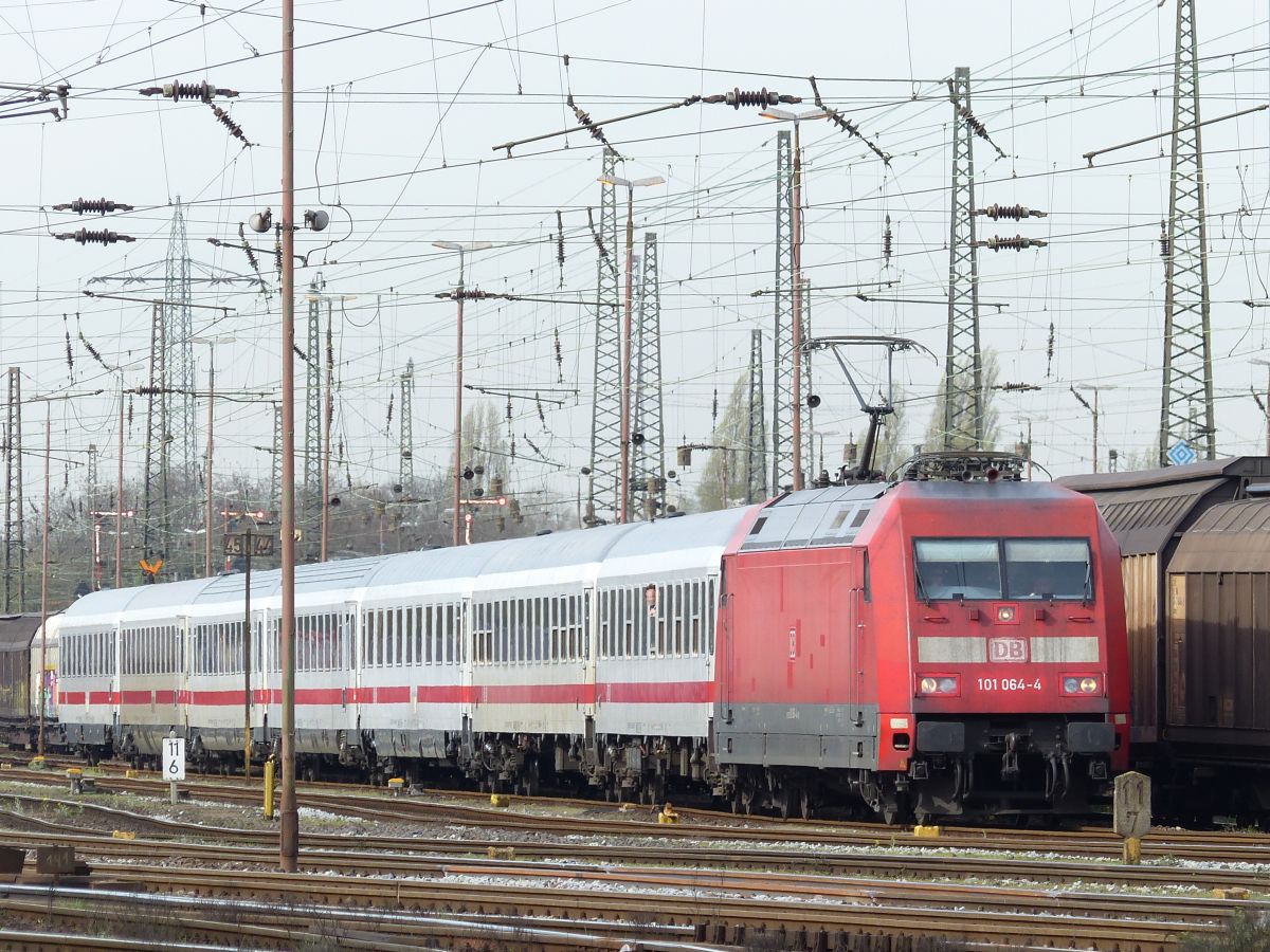 DB Lok 101 064-4 mit umgeleitete Intercity. G�terbahnhof Oberhausen West 31-03-2017.

DB loc 101 064-4 met i.v.m. werkzaamheden omgeleide intercity. Goederenstation Oberhausen West 31-03-2017.