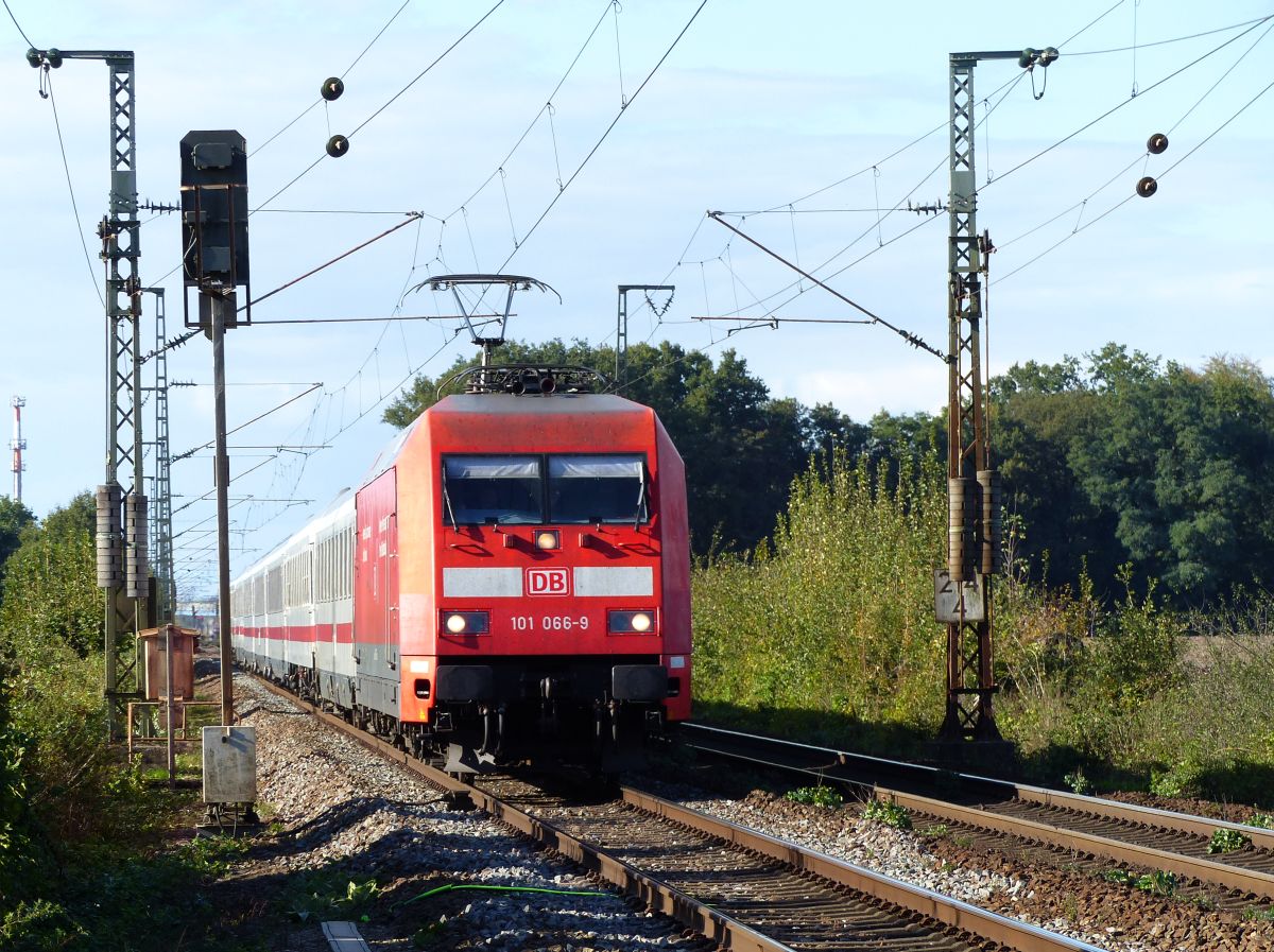 DB Lok 101 066-9 bei Bahn�bergang Devesstra�e, Salzbergen 28-09-2018.

DB loc 101 066-9 bij overweg Devesstra�e, Salzbergen 28-09-2018.