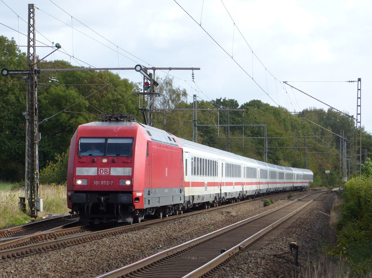 DB Lok 101 072-7 bei Bahn�bergang Tecklenburger Stra�e, Velpe 28-09-2018.

DB loc 101 072-7 nadert de overweg Tecklenburger Stra�e, Velpe 28-09-2018.