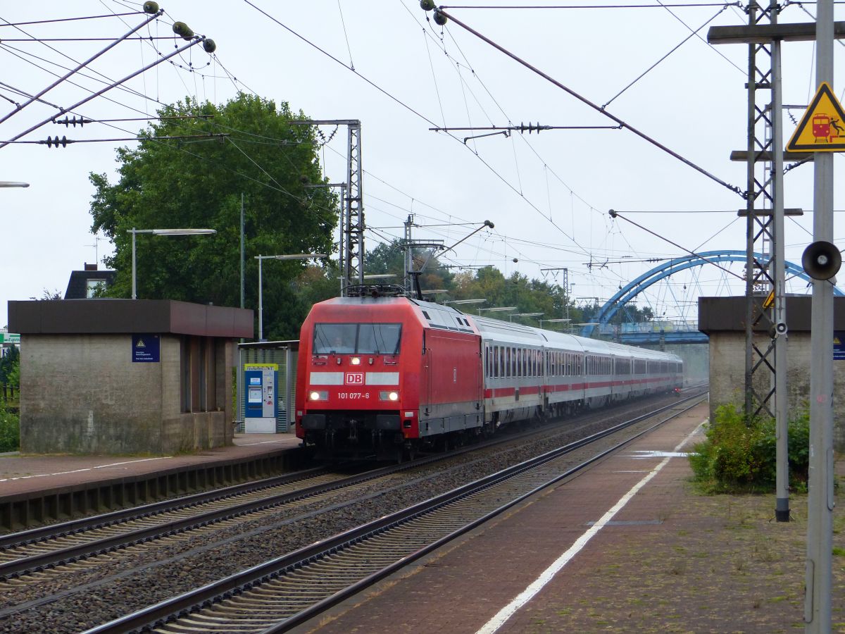 DB Lok 101 077-6 mit Intercity Gleis 4 Salzbergen 17-08-2018.

DB loc 101 077-6 met Intercity spoor 4 Salzbergen 17-08-2018.