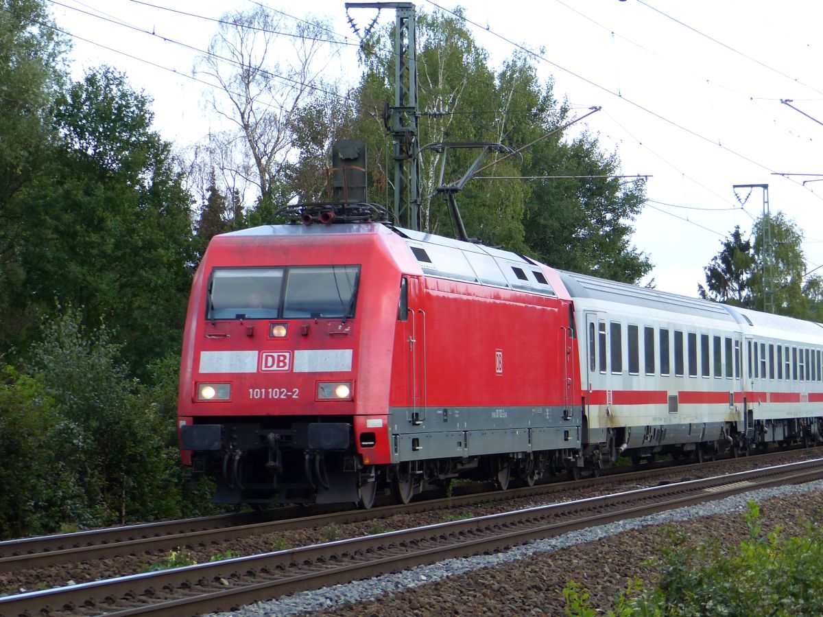 DB Lok 101 102-2 bei Bahn�bergang Devesstra�e, Salzbergen 13-09-2018.

DB loc 101 102-2 bij overweg Devesstra�e, Salzbergen 13-09-2018.