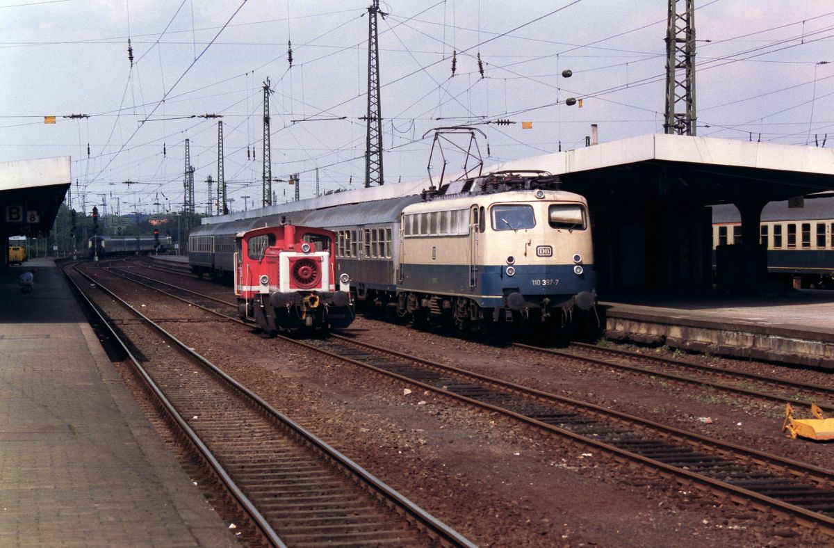 DB Lok 110 397-7 mit K�f in Hamm (Westfalen) am 29-05-1993. Scan und Bild: Hans van der Sluis

DB Lok 110 397-7 met K�f in Hamm (Westfalen) am 29-05-1993. Scan en foto: Hans van der Sluis