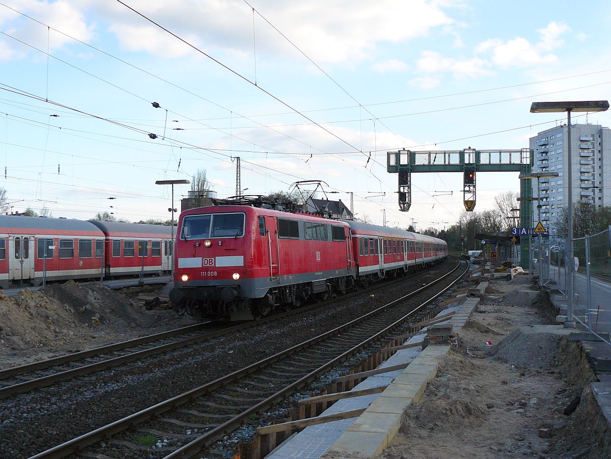 DB Lok 111 008-9 mit Silberlingen Gleis 3 in Wesel 18-04-2015.

DB locomotief 111 008-9 met Silberlingen spoor 3 in Wesel 18-04-2015.