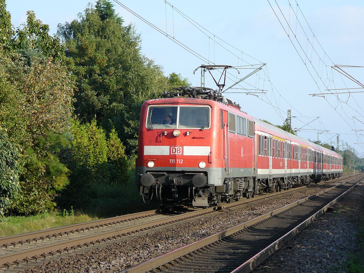 .DB Lok 111 112-9 mit  Silberlingen  Millingen(bei Rees) 12-09-2014.

.DB locomotief 111 112-9 met  Silberlingen  rijtuigen nadert station Millingen(bei Rees), Duitsland 12-09-2014.