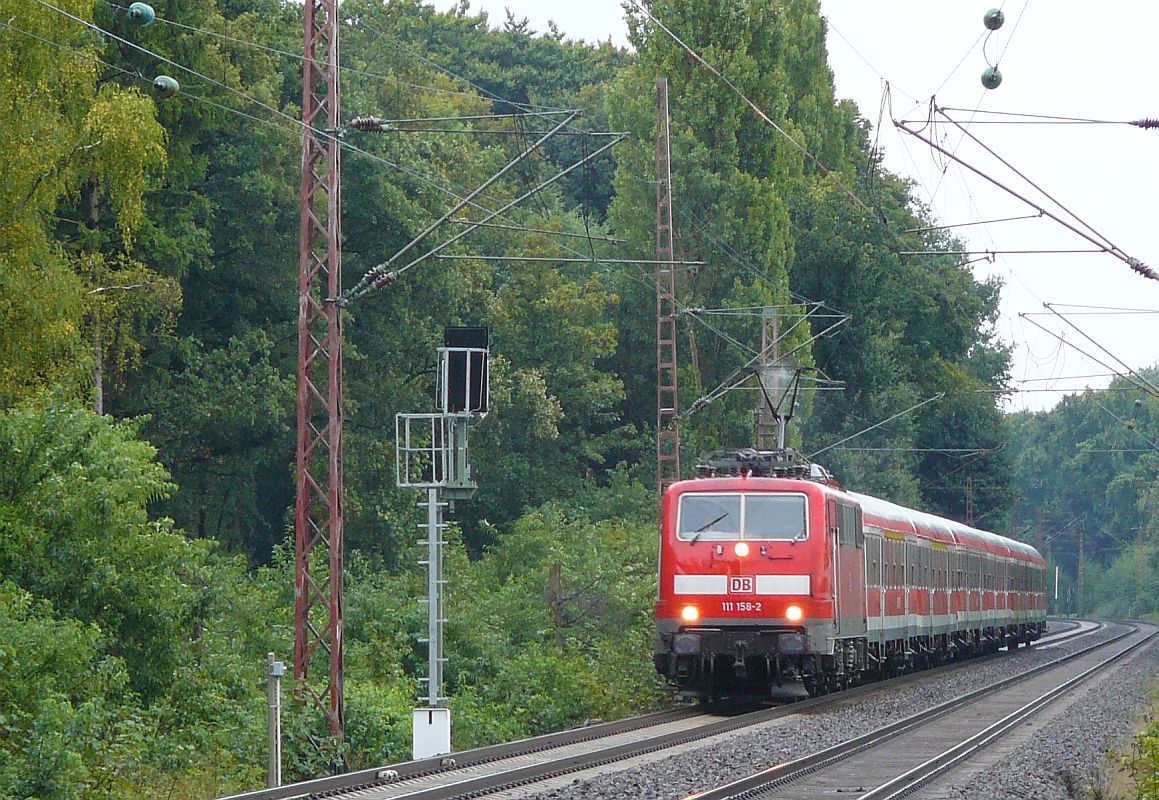DB Lok 111 158-2 mit Silberlingen. Haldern bei Rees 11-09-2013

DB locomotief 111 158-2 met Silberlingen. Haldern bij Rees 11-09-2013