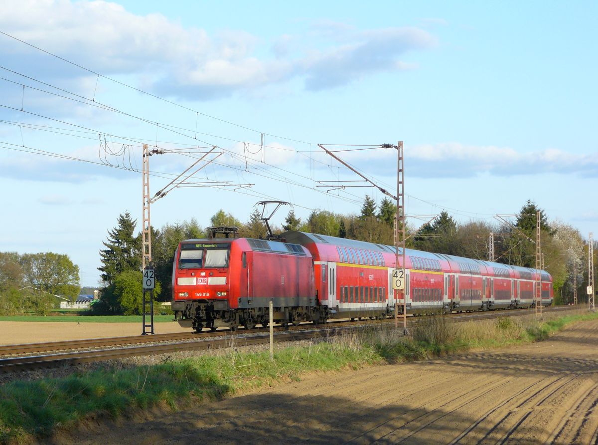 DB Lok 146 016-1 mit Doppelstockwagen. Waldweg, Rees bei Emmerich am Rhein, 18-04-2015.

DB loc 146 016-1 met dubbeldekrijtuigen. Waldweg, Rees bij Emmerich, 18-04-2015.
