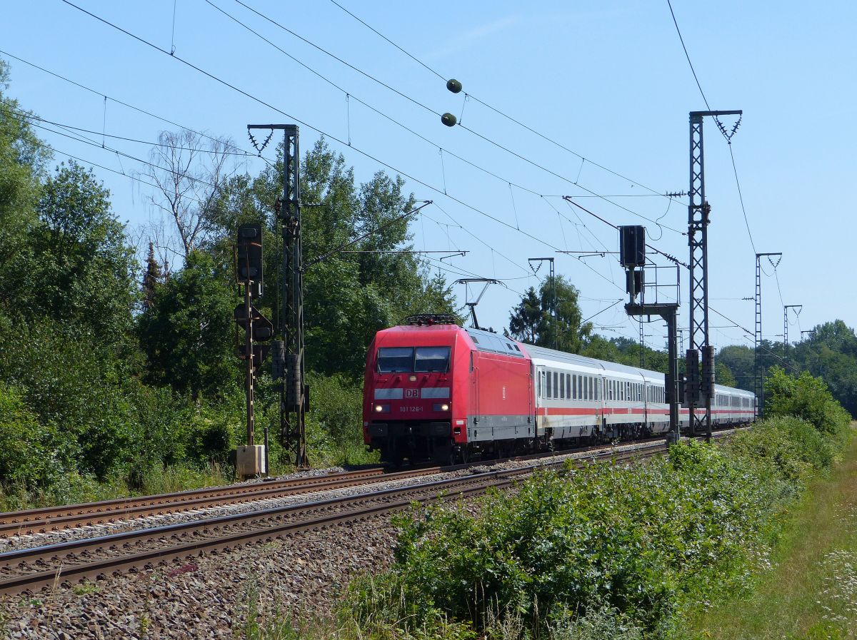 DB Lokomotieve 101 126-1 Devesstra�e, Salzbergen 23-07-2019.

DB locomotief 101 126-1 Devesstra�e, Salzbergen 23-07-2019.