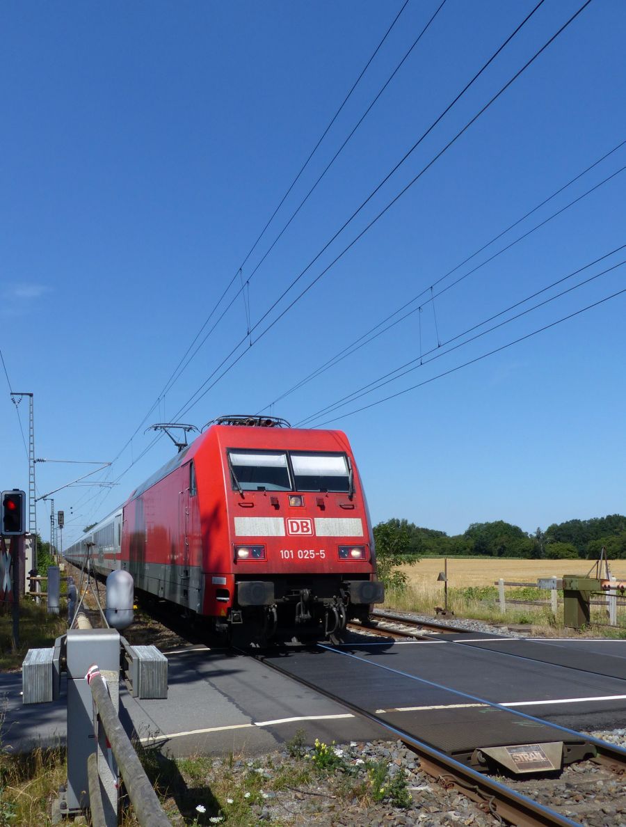 DB Lokomotive 101 025-5 Bahn�bergang Devesstra�e, Salzbergen 23-07-2019.

DB locomotief 101 025-5 overweg Devesstra�e, Salzbergen 23-07-2019.