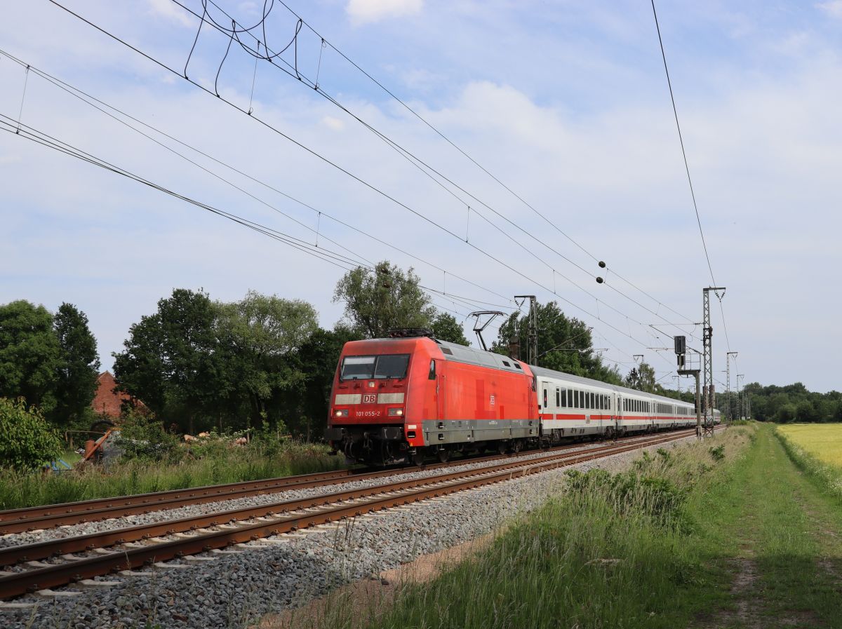 DB Lokomotive 101 055-2 mit Intercity Devesstra�e, Salzbergen 03-06-2022.

DB locomotief 101 055-2 met Intercity Devesstra�e, Salzbergen 03-06-2022.