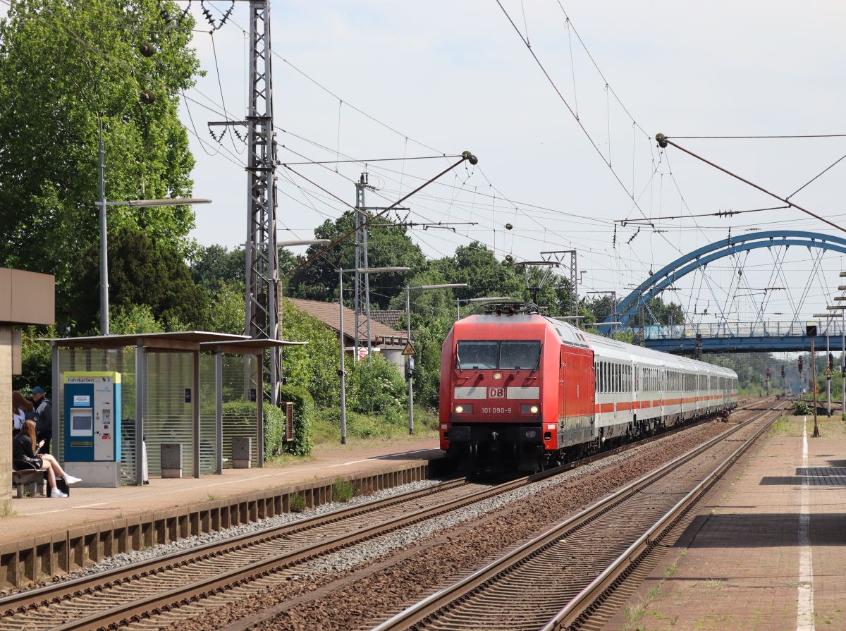 DB Lokomotive 101 090-9 Gleis 4 Bahnhof Salzbergen 03-06-2022.

DB locomotief 101 090-9 spoor 4 station Salzbergen 03-06-2022.