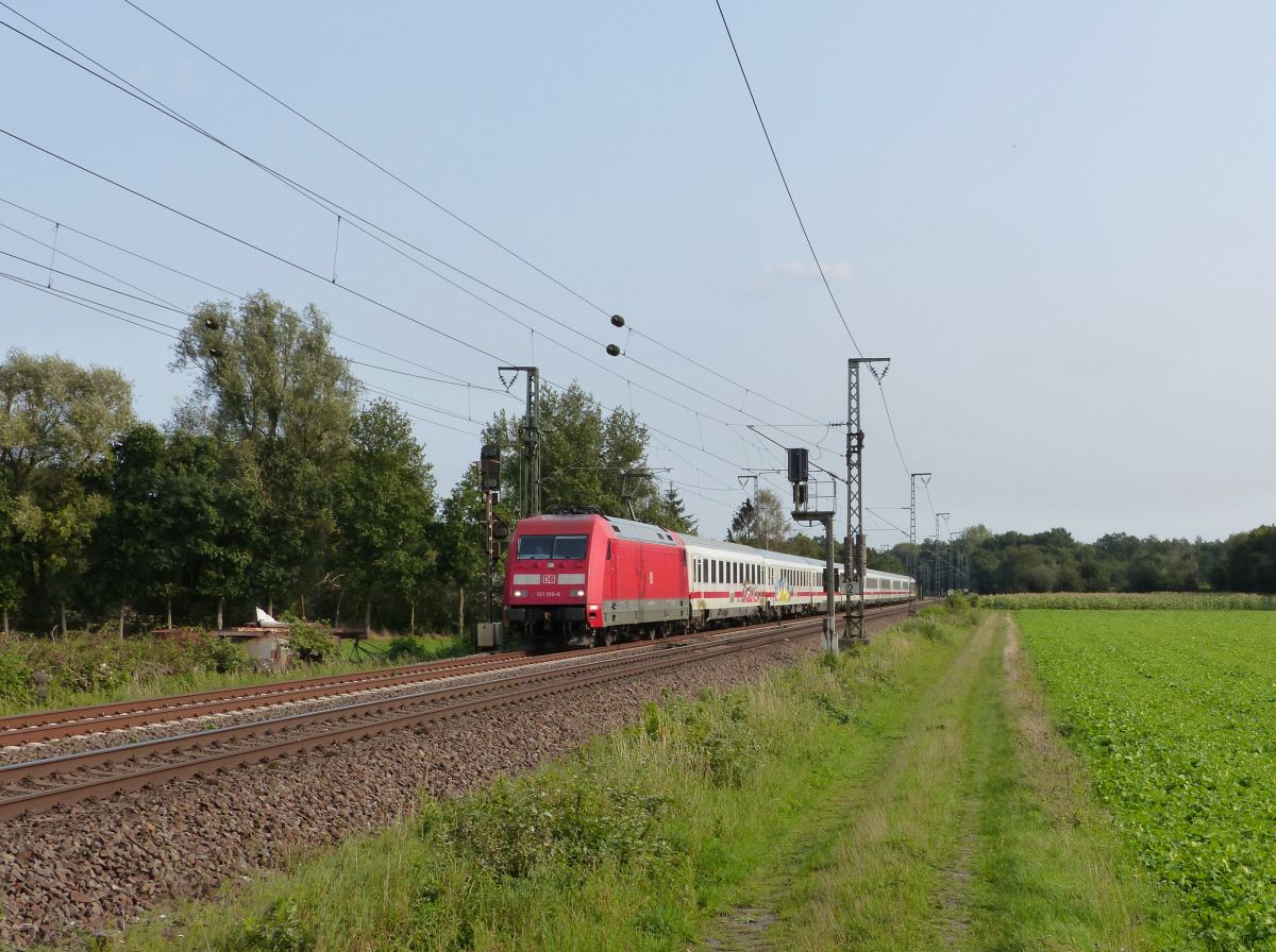 DB Lokomotive 101 100-6 Devesstra�e, Salzbergen 11-09-2020.

DB locomotief 101 100-6 Devesstra�e, Salzbergen 11-09-2020.