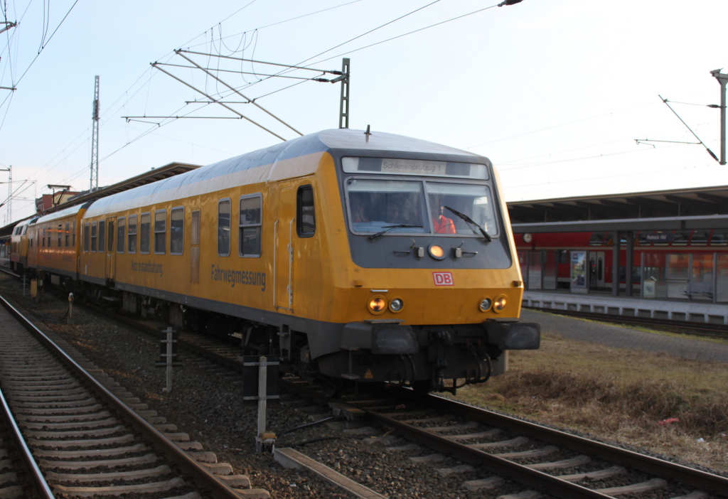 DB Netz Instandhaltung mit Messzug zur Fahrwegmessung geschoben von 218 392-9 von Berlin nach Warnem�nde Werft bei der Durchfahrt im Rostocker Hbf.06.02.2016