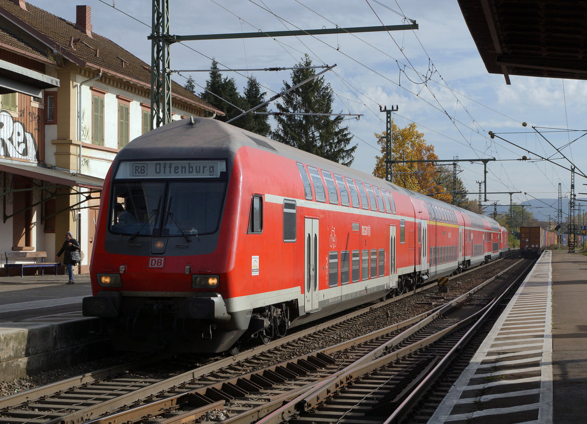 DB: Nun ist es leider so weit. Das Aus fr die N-Wagenzge mit der BR 111 auf der Strecke Badischer Bahnhof Basel-Offenburg ist gekommen. Am 4. November 2016 konnten in Haltingen nur noch Doppelstockzge beobachtet werden mit verschiedenen Steuerwagen. Diese Aufnahme dokumentiert ein ehemaliger Dienst der BR 111.
Foto: Walter Ruetsch 