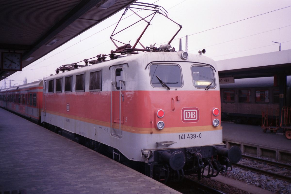 DB S-Bahn Lok 141 439-0 N�rnberg Hbf Februari 1989. Bild und Scan : Hans van der Sluis.

DB S-Bahn loc 141 439-0 Neurenberg Hbf februari 1989. Foto en scan : Hans van der Sluis.