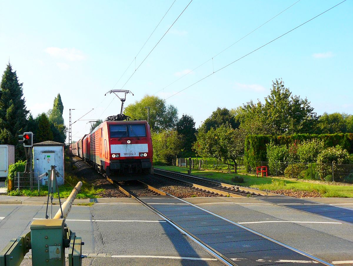DB Schenker 189 024-3 mit Schwesterlok. Bahnhof Millingen(bei Rees) 12-09-2014. 

DB Schenker locomotief 189 024-3 met zusterlocomotief voor een goederentrein. Overweg Anholterstrasse bij station Millingen(bei Rees) Duitsland 12-09-2014.