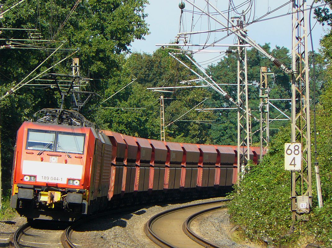 DB Schenker 189 044-1 mit Schwesterlok in Elten 11-09-2013.

DB Schenker 189 044-1 met zusterlocomotief en goederentrein in Elten 11-09-2013.