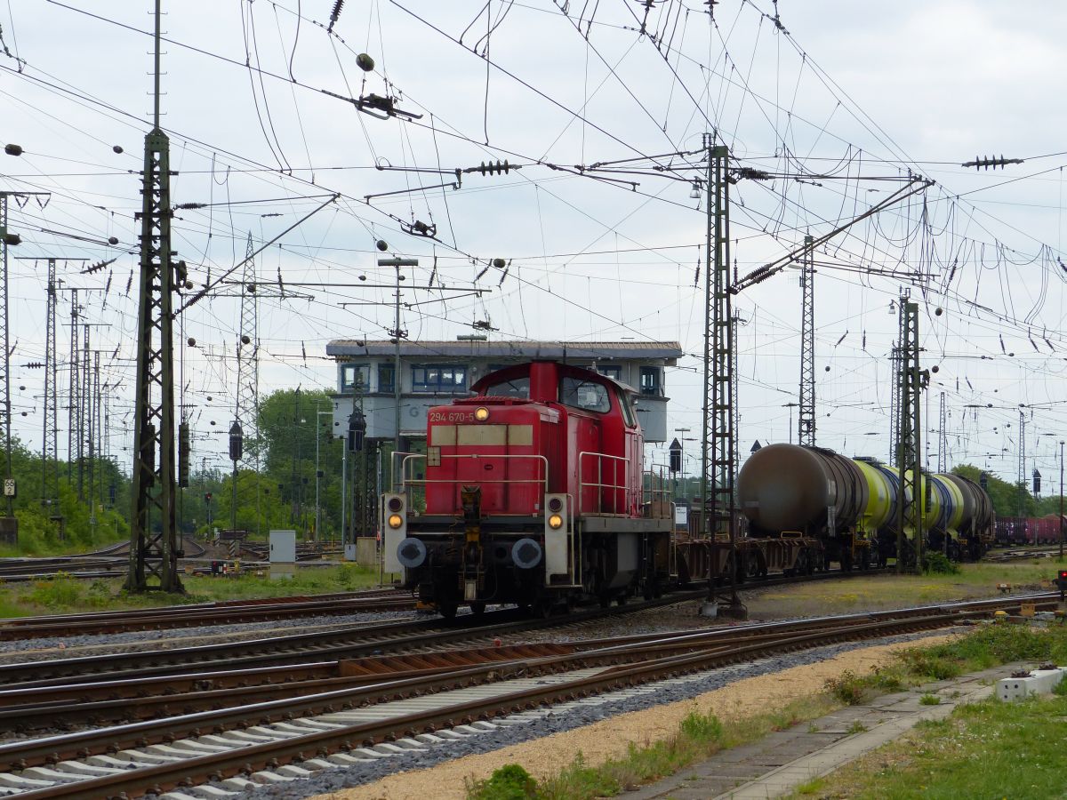 DB Schenker dieselloc 294 670-5 Rangierbahnhof Gremberg bei Gremberg Gnf (Gremberg Nord Fahrdienstleitung), K�ln 20-05-2016.

DB Schenker dieselloc 294 670-5 rangeerstation Gremberg bij seinhuis Gremberg Gnf (Gremberg Nord Fahrdienstleitung), Keulen 20-05-2016.