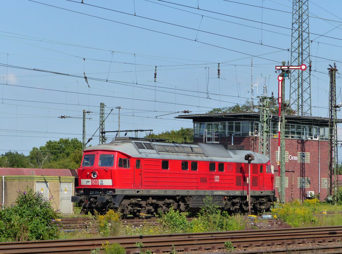 DB Schenker Diesellok 232 254-3 Oberhausen West 11-09-2015.

DB Schenker dieselloc 232 254-3 Oberhausen West 11-09-2015.