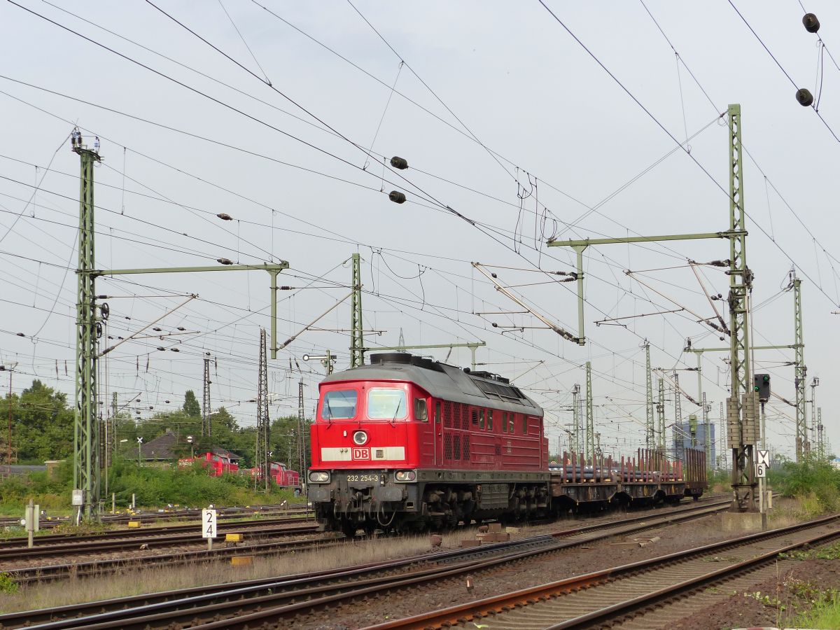 DB Schenker Diesellok 232 254-3 G�terbahnhof Oberhausen West 22-09-2016.

DB Schenker dieselloc 232 254-3 goederenstation Oberhausen West 22-09-2016.