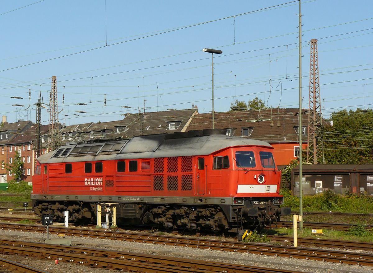 DB Schenker Diesellok 232 561-1, Oberhausen Osterfeld, Deutschland 12-09-2014.

DB Schenker diesellocomotief 232 561-1 met oude opschrift Railion. Oberhausen Osterfeld, Duitsland 12-09-2014.