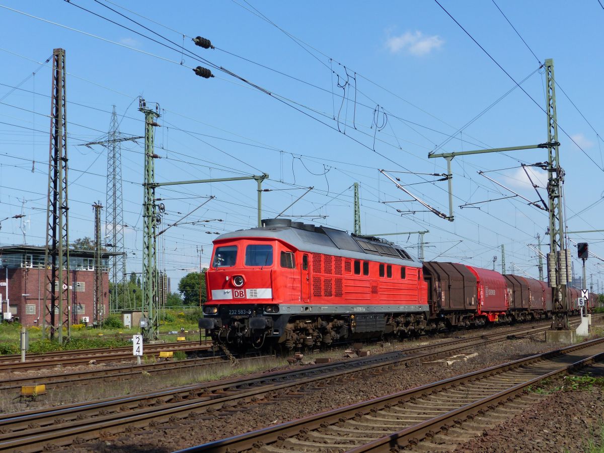 DB Schenker Diesellok 232 583-5 mit G�terzug. Oberhausen West 11-09-2015.

DB Schenker dieselloc 232 583-5 met goederentrein. Oberhausen West 11-09-2015.