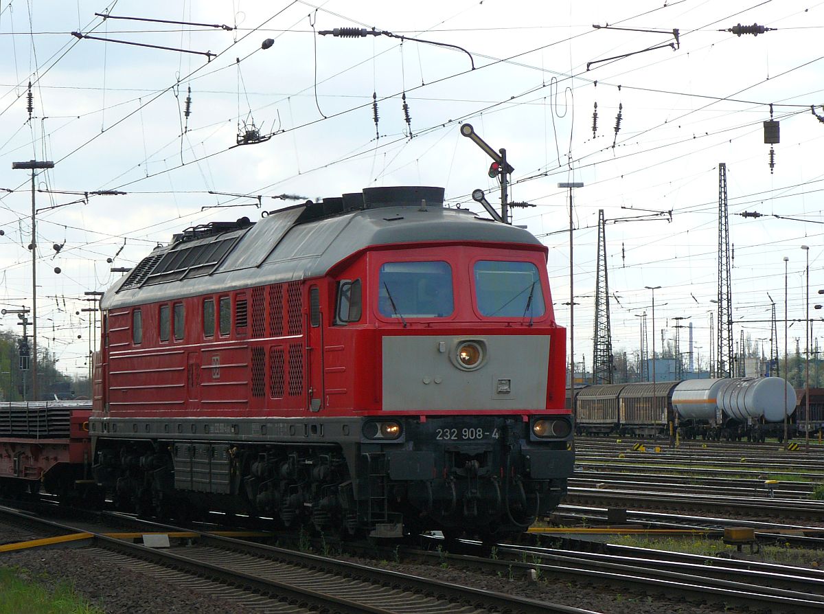 DB Schenker Diesellok 232 908-4 Oberhausen West 17-04-2015.

DB Schenker dieselloc 232 908-4 Oberhausen West 17-04-2015.
