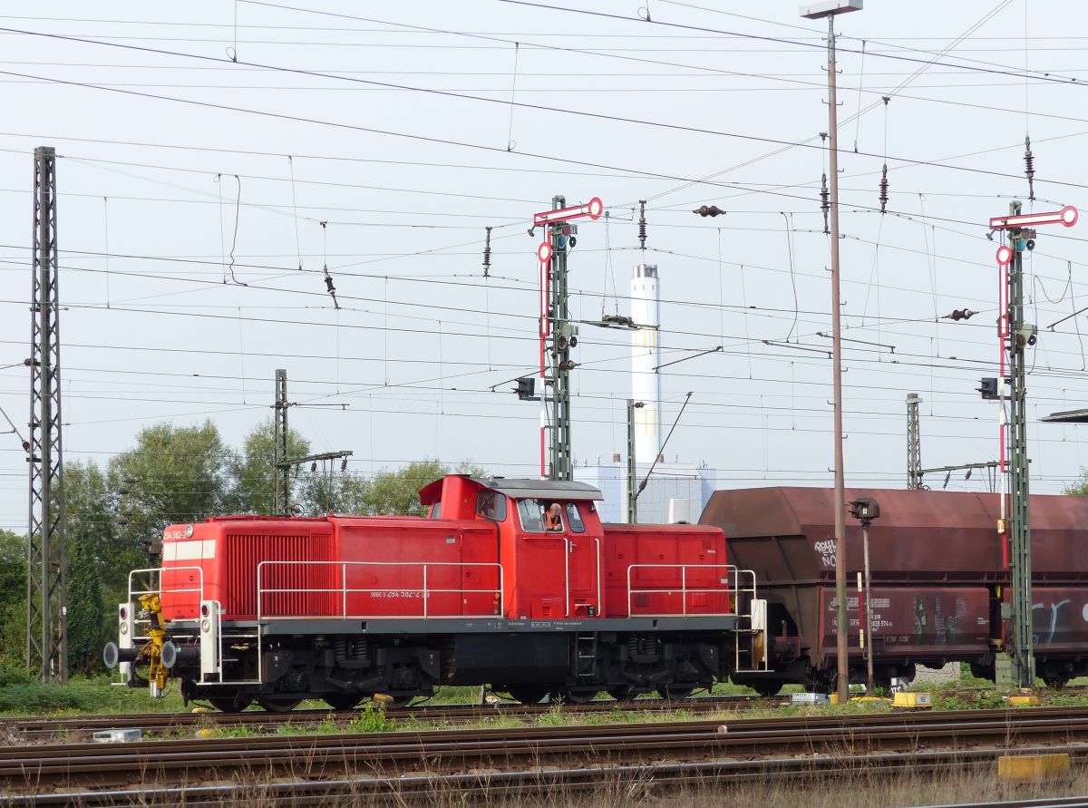 DB Schenker Diesellok 294 582-2 G�terbahnhof Oberhausen West 22-09-2016.

DB Schenker dieselloc 294 582-2 goederenstation Oberhausen West 22-09-2016.
