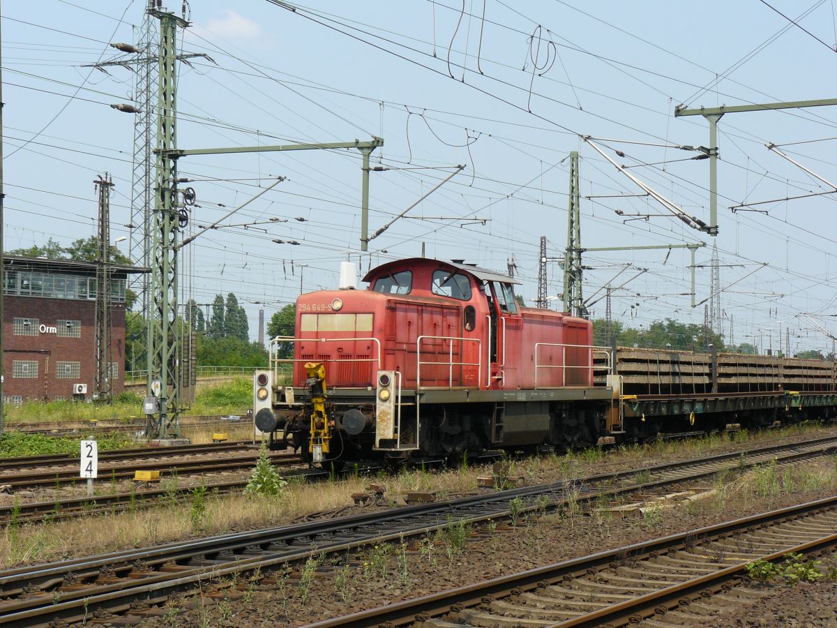 DB Schenker Diesellok 294 649-9. Oberhausen West 03-07-2015.

DB Schenker locomotief 294 649-9. Oberhausen West 03-07-2015.