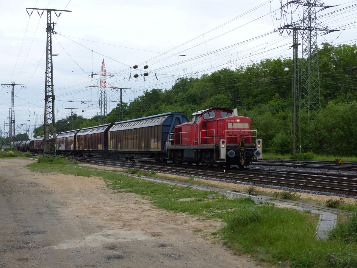 DB Schenker Diesellok 294 670-5 mit gG�terzug Rangierbahnhof Gremberg, K�ln 20-05-2016.

DB Schenker dieselloc 294 670-5 met goederentrein rangeerstation Gremberg, Keulen 20-05-2016.