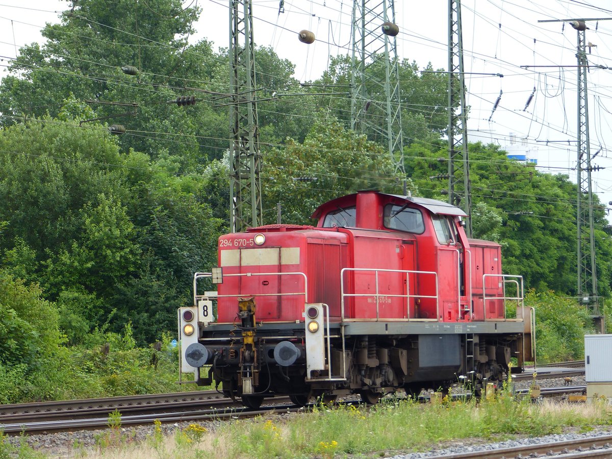 DB Schenker Diesellok 294 670-5 Rangierbahnhof Gremberg, Porzer Ringstra�e, K�ln 08-07-2016.

DB Schenker dieselloc 294 670-5 rangeerstation Gremberg, Porzer Ringstra�e, Keulen 08-07-2016.