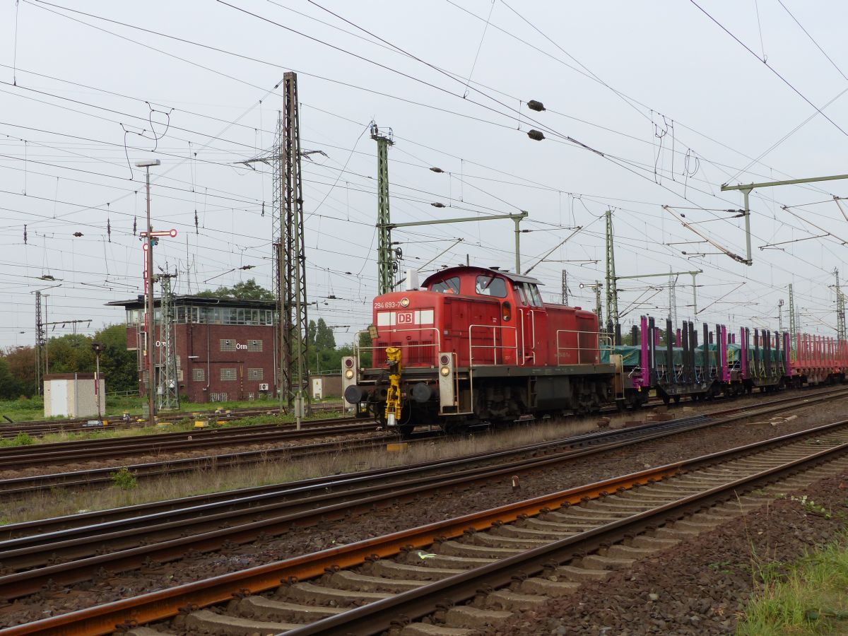 DB Schenker Diesellok 294 693-7 G�terbahnhof Oberhausen West 22-09-2016.
DB Schenker dieselloc 294 693-7 goederenstation Oberhausen West 22-09-2016.