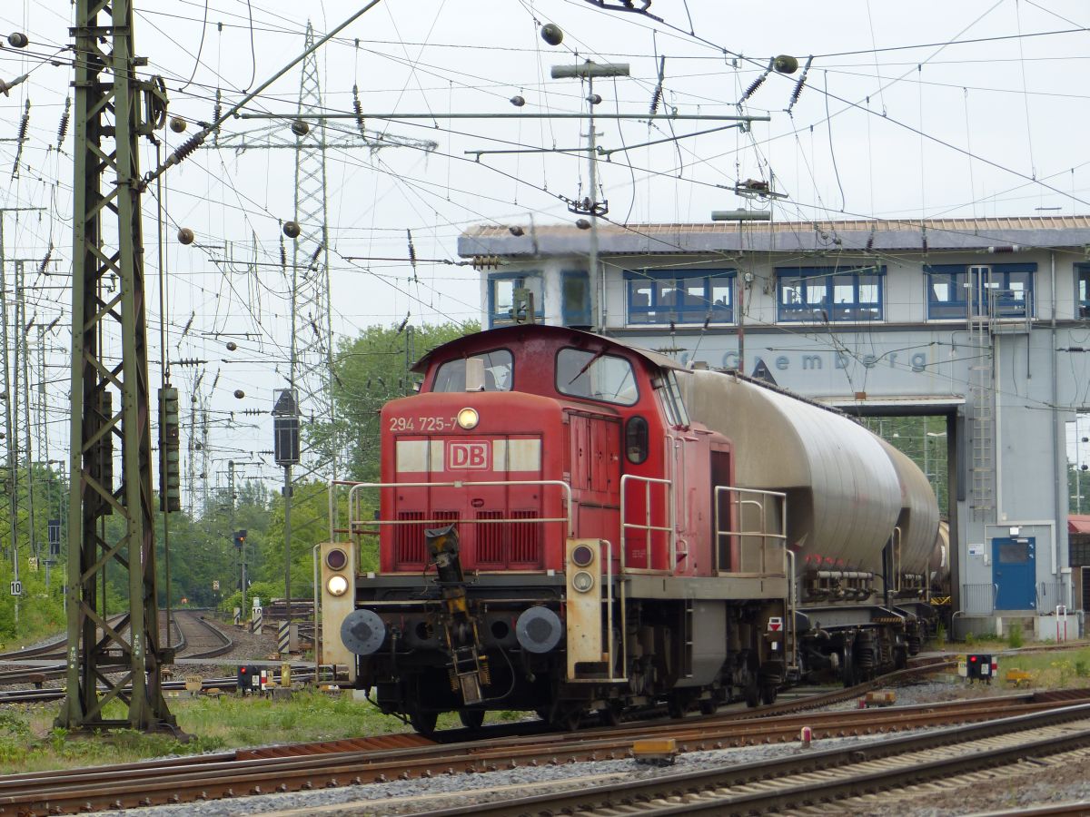 DB Schenker Diesellok 294 725-7 mit G�terzug Rangierbahnhof, Porzer Ringstra�e, K�ln 20-05-2016.


DB Schenker dieselloc 294 725-7 met een goederentrein Rangeerstation Gremberg. Porzer Ringstra�e, Keulen 20-05-2016.