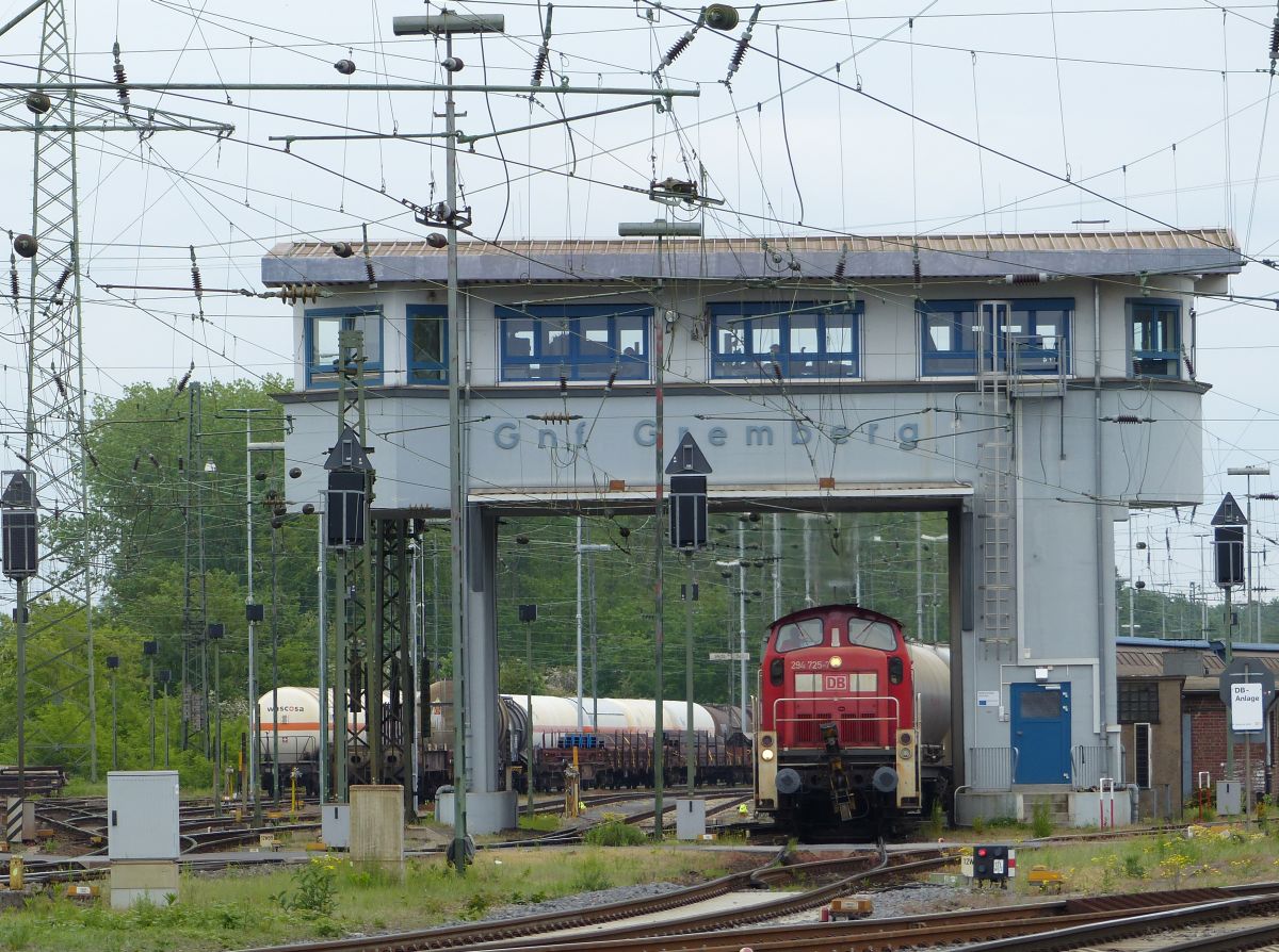 DB Schenker Diesellok 294 725-7 mit Güterzug Rangierbahnhof, Porzer Ringstraße, Köln 20-05-2016.


DB Schenker dieselloc 294 725-7 met een goederentrein Rangeerstation Gremberg. Porzer Ringstraße, Keulen 20-05-2016.