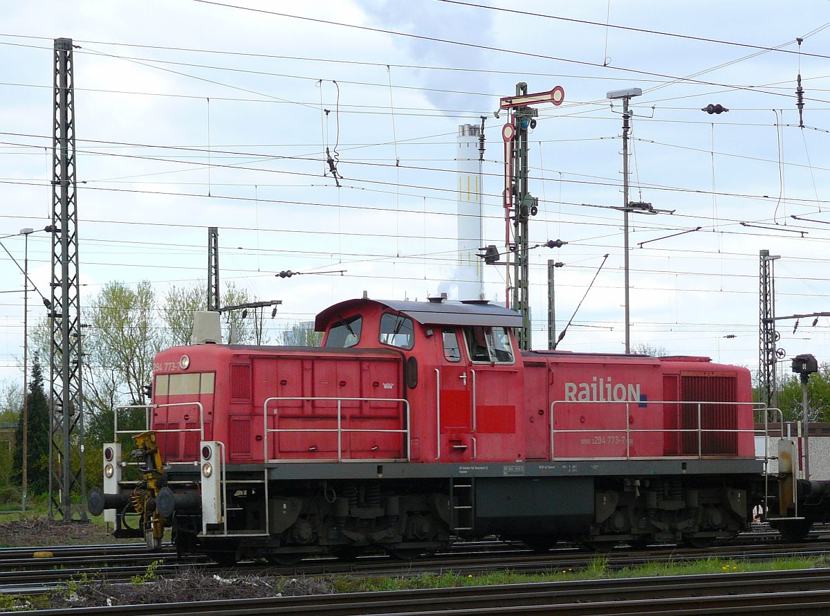 DB Schenker Diesellok 294 773-7 mit Aufschrift  Railion . Oberhausen West 18-04-2015.

DB Schenker diesellocomotief 294 773-7 met opschrift  Railion  rangeerterrrein Oberhausen West 18-04-2015.