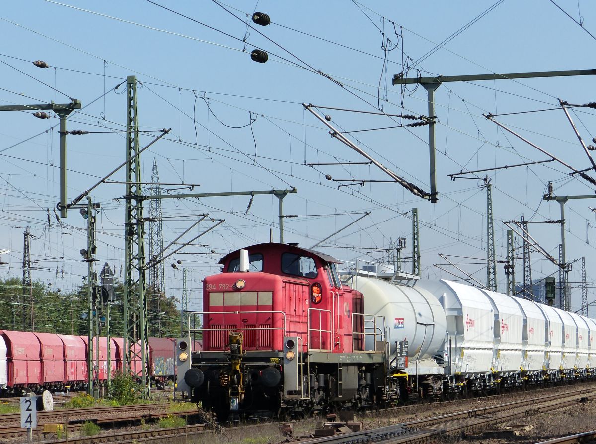 DB Schenker Diesellok 294 782-8 Oberhausen West 11-09-2015.

DB Schenker dieselloc 294 782-8 Oberhausen West 11-09-2015.