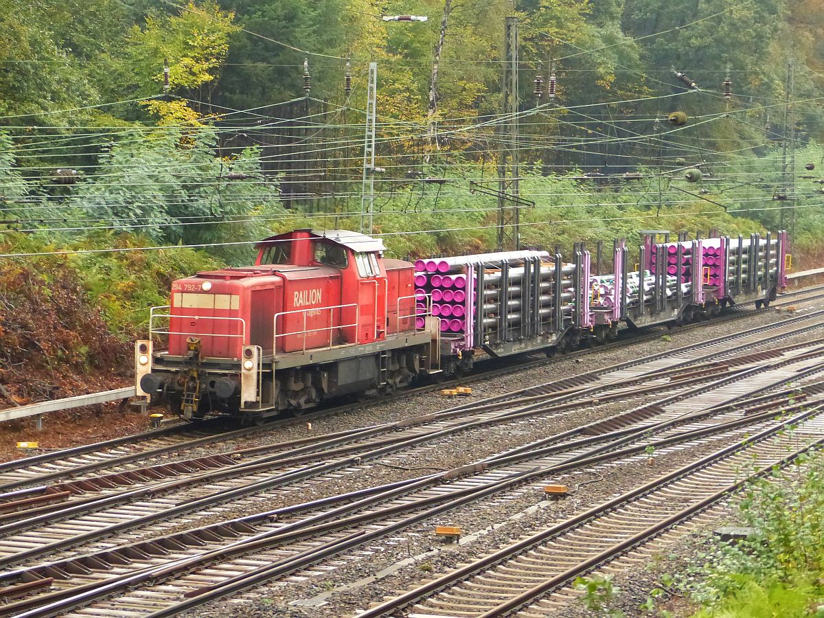 DB Schenker Diesellok 294 792-7 mit G�terzug.  Abzweig Lotharstrasse, Forsthausweg, Duisburg 20-10-2016.

DB Schenker dieselloc 294 792-7 met een korte goederentrein.  Abzweig Lotharstrasse, Forsthausweg, Duisburg 20-10-2016.