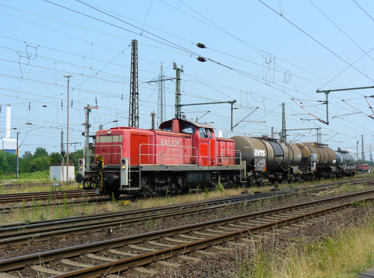 DB Schenker Diesellok 294 852-9, Oberhausen West 03-07-2015.

DB Schenker dieselloc 294 852-9 met een paar ketelwagens. Oberhausen West 03-07-2015.
