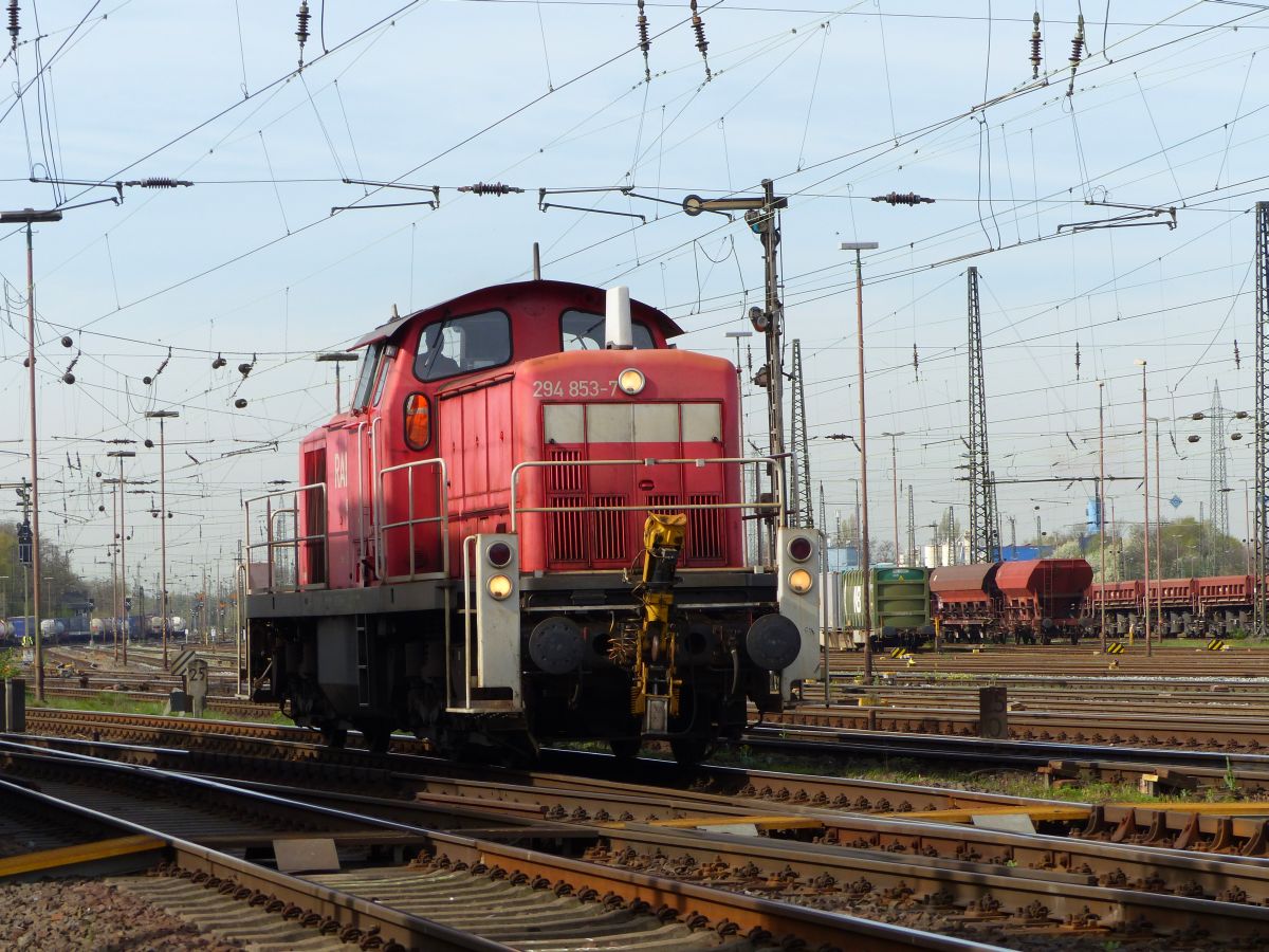 DB Schenker Diesellok 294 853-7 G�terbahnhof Oberhausen West 31-03-2017.

DB Schenker dieselloc 294 853-7 goederenstation Oberhausen West 31-03-2017.